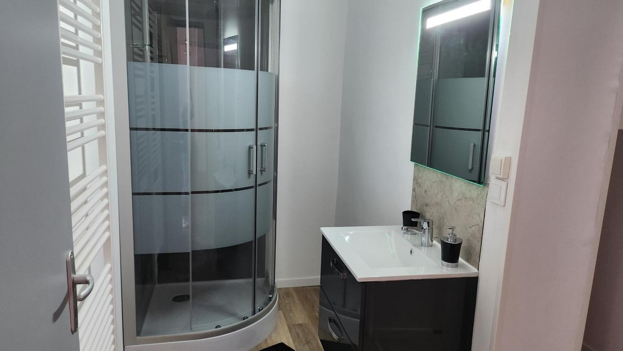 Appartement Tout Confort Vue Sur Les Forts ซาลอนส์-เลส์-แบ็งส์ ภายนอก รูปภาพ